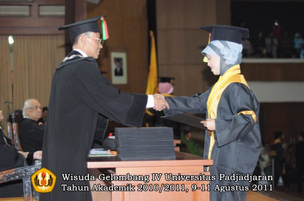 wisuda-fmipa-oleh-dekan-011