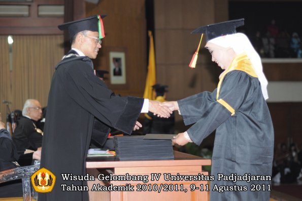 wisuda-fmipa-oleh-dekan-022