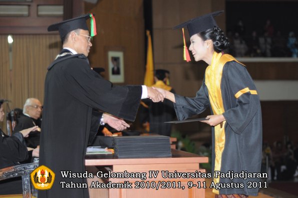 wisuda-fmipa-oleh-dekan-025