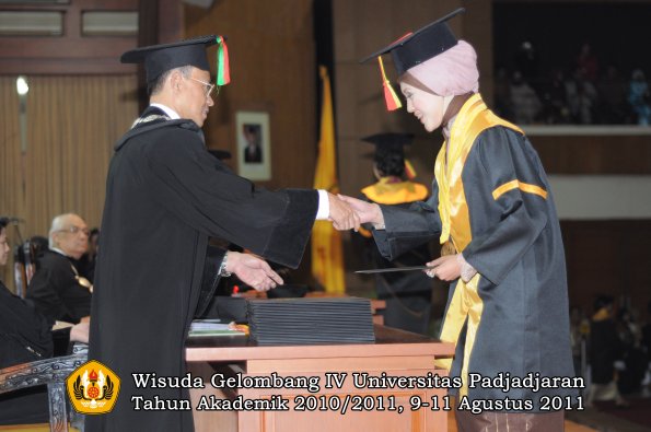 wisuda-fmipa-oleh-dekan-026