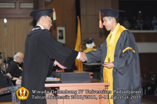 wisuda-fmipa-oleh-dekan-028