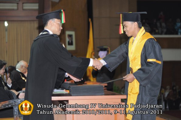 wisuda-fmipa-oleh-dekan-031