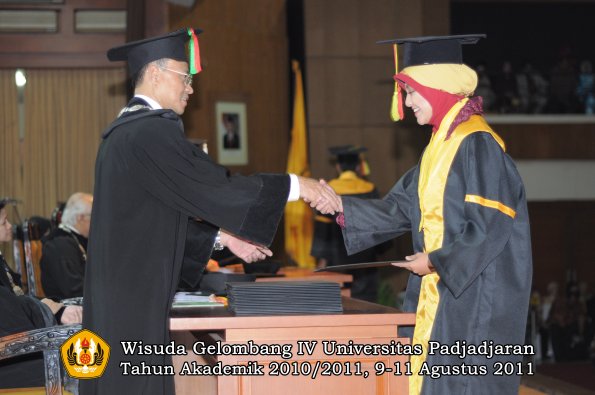 wisuda-fmipa-oleh-dekan-032