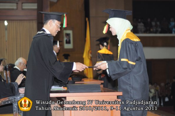 wisuda-fmipa-oleh-dekan-035