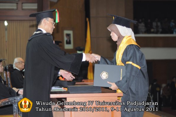 wisuda-fmipa-oleh-dekan-036