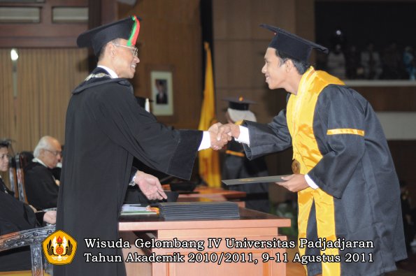 wisuda-fmipa-oleh-dekan-037