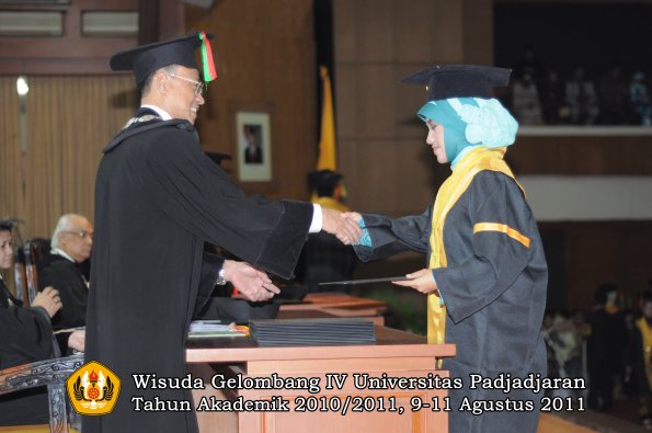 wisuda-fmipa-oleh-dekan-038