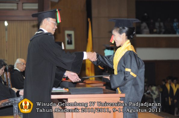 wisuda-fmipa-oleh-dekan-039