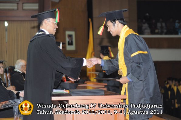 wisuda-fmipa-oleh-dekan-040