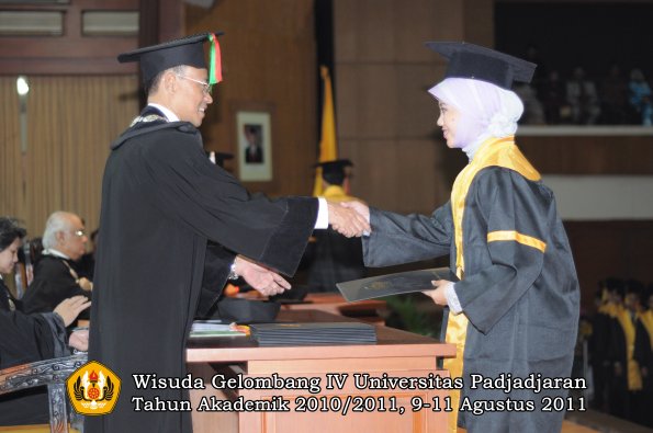 wisuda-fmipa-oleh-dekan-041