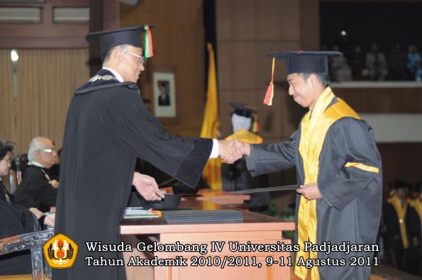 wisuda-fmipa-oleh-dekan-042