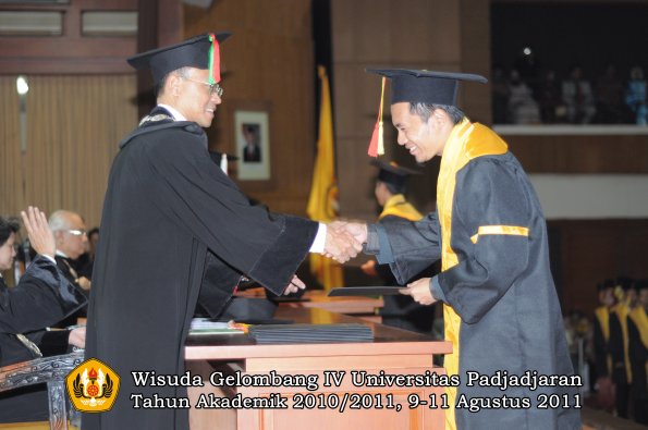 wisuda-fmipa-oleh-dekan-043