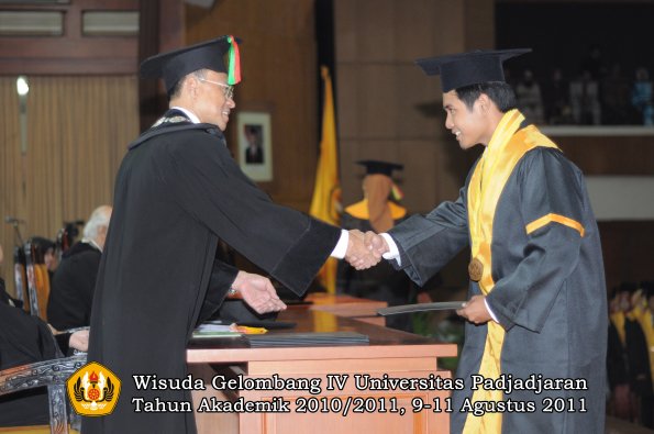 wisuda-fmipa-oleh-dekan-046