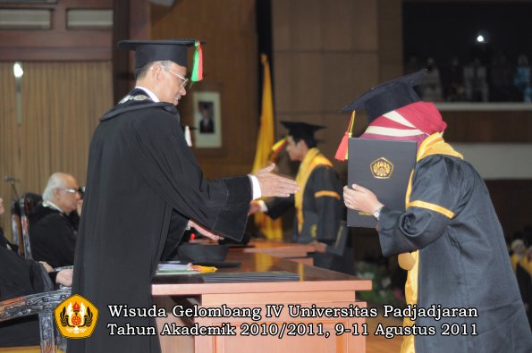 wisuda-fmipa-oleh-dekan-047