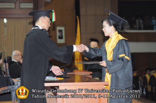 wisuda-fmipa-oleh-dekan-050