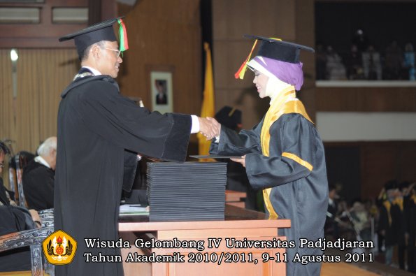 wisuda-fmipa-oleh-dekan-051