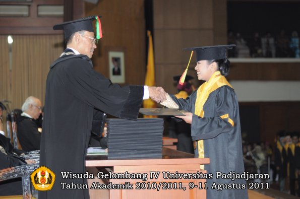 wisuda-fmipa-oleh-dekan-053