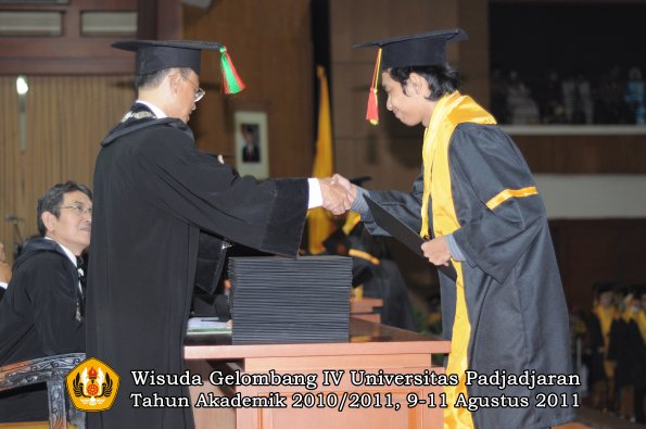 wisuda-fmipa-oleh-dekan-054