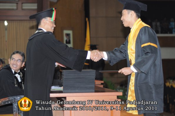 wisuda-fmipa-oleh-dekan-055