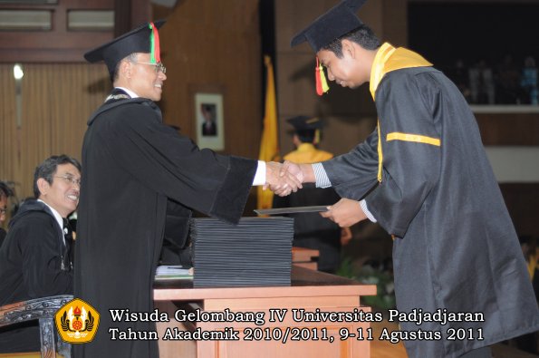 wisuda-fmipa-oleh-dekan-056