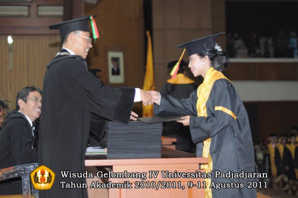 wisuda-fmipa-oleh-dekan-057