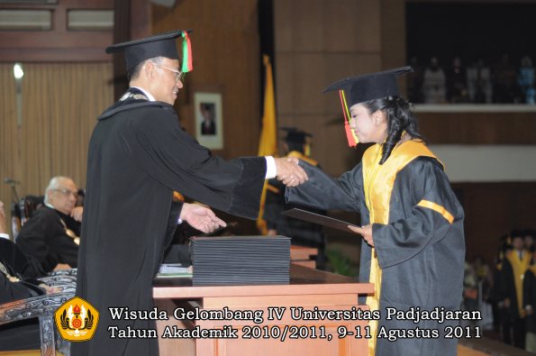 wisuda-fmipa-oleh-dekan-071