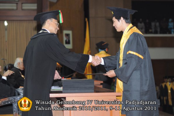 wisuda-fmipa-oleh-dekan-076