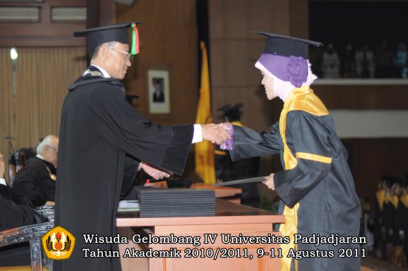 wisuda-fmipa-oleh-dekan-080