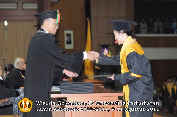 wisuda-fmipa-oleh-dekan-081