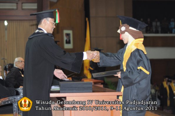 wisuda-fmipa-oleh-dekan-082