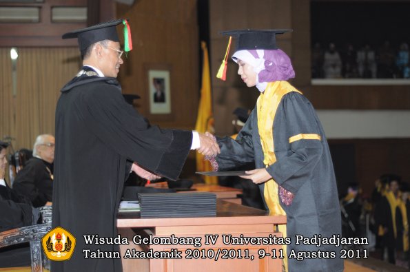 wisuda-fmipa-oleh-dekan-083