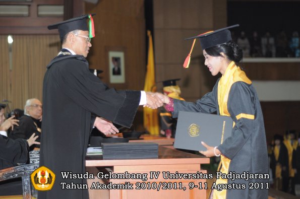 wisuda-fmipa-oleh-dekan-085