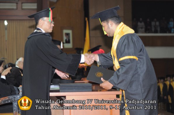 wisuda-fmipa-oleh-dekan-087