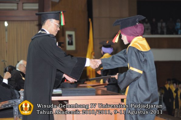 wisuda-fmipa-oleh-dekan-089