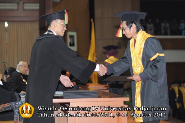 wisuda-fmipa-oleh-dekan-090