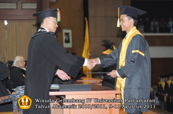 wisuda-fmipa-oleh-dekan-091