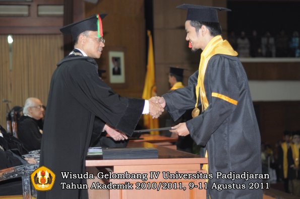 wisuda-fmipa-oleh-dekan-092