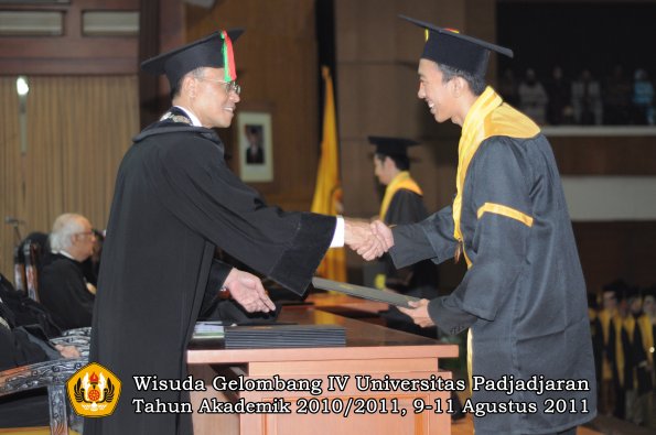 wisuda-fmipa-oleh-dekan-093