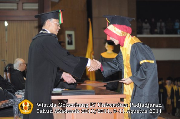 wisuda-fmipa-oleh-dekan-095