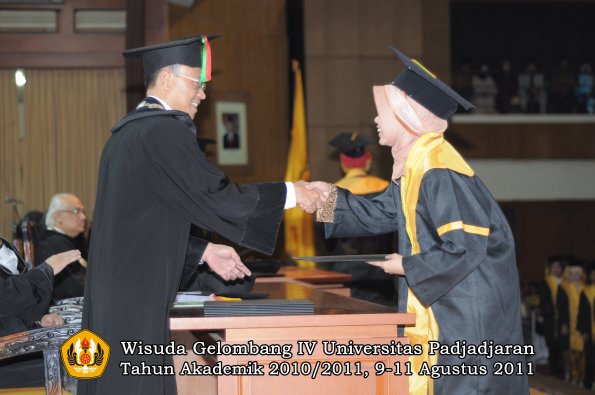 wisuda-fmipa-oleh-dekan-096