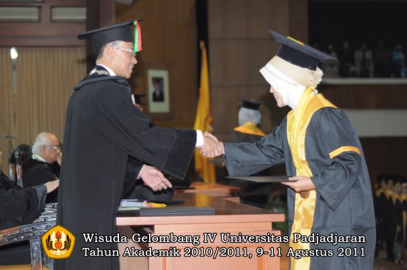 wisuda-fmipa-oleh-dekan-098