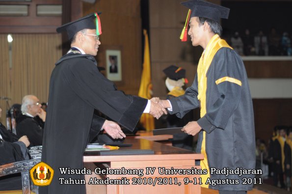 wisuda-fmipa-oleh-dekan-099