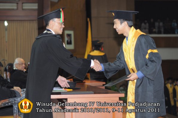 wisuda-fmipa-oleh-dekan-100