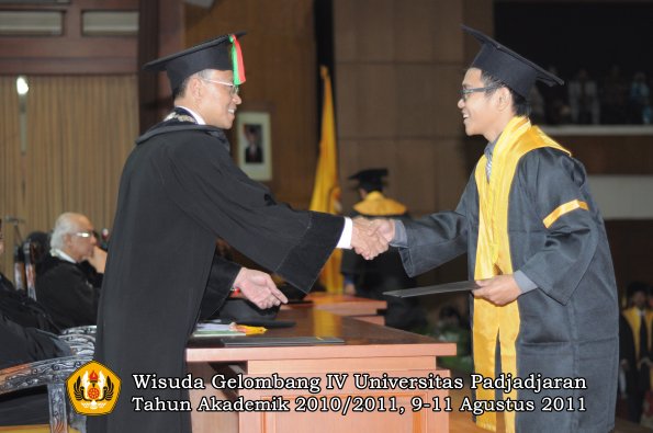 wisuda-fmipa-oleh-dekan-101