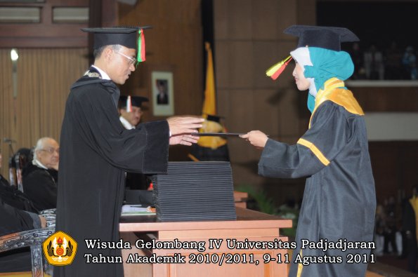 wisuda-fmipa-oleh-dekan-103