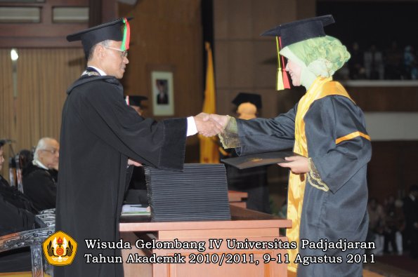 wisuda-fmipa-oleh-dekan-105