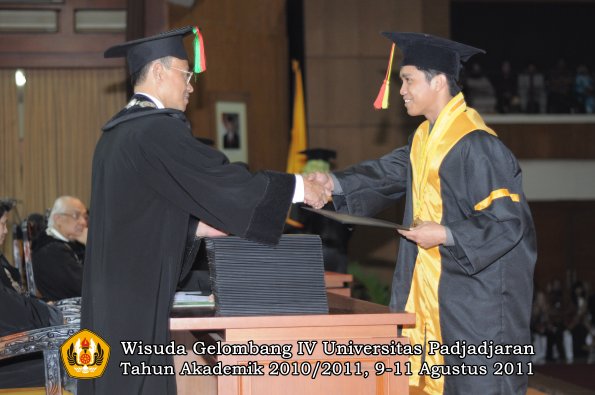 wisuda-fmipa-oleh-dekan-106