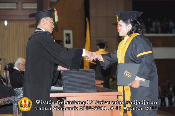 wisuda-fmipa-oleh-dekan-107