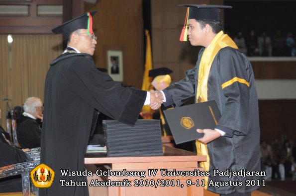 wisuda-fmipa-oleh-dekan-110