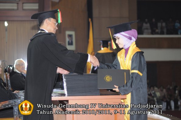 wisuda-fmipa-oleh-dekan-111